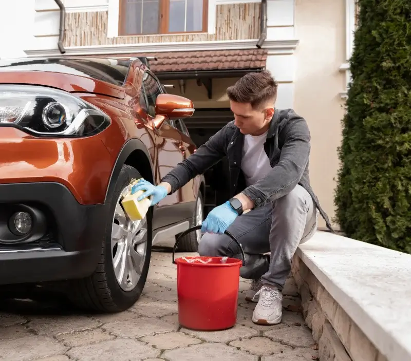 Lavage auto à domicile Gindou : professionnel intervenant sur un véhicule